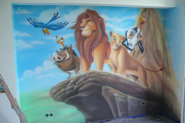Malowanie na ścianie motywu z kultowej bajki Król Lew, ciekawy sposób na zaaranżowanie ściany w pokoju dziecięcym