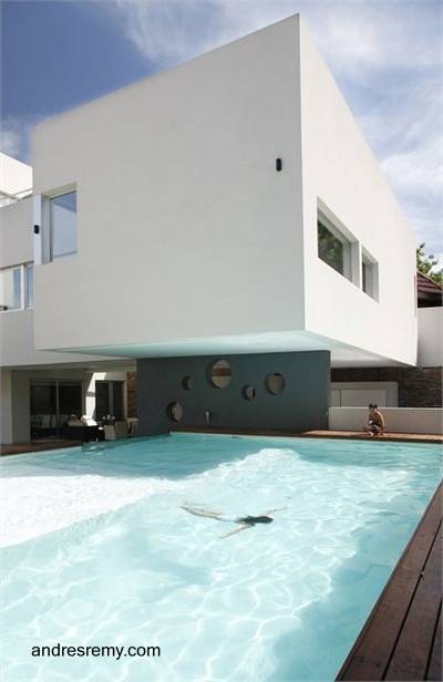 Vista desde el interior de la propiedad, piscina al aire libre - Arquitectura andresremy.com Sector exterior de una casa contemporánea en Devoto, Buenos Aires