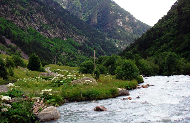 Горы Кавказа. Небо, вершины и долины кавказских гор - извечная красота