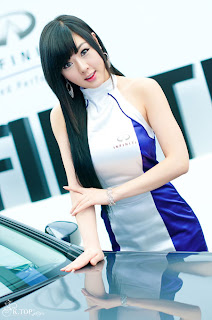 Queen Korean car advertising beside the Infiniti G25