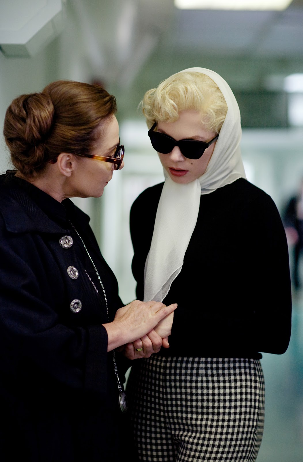 http://4.bp.blogspot.com/-raBT4YGoO7c/TwlZ2aWo9tI/AAAAAAAAPgo/Afz6hMcrzw4/s1600/zoe-wanamaker-as-paula-strasberg-and-michelle-williams-as-marilyn-monroe-in.jpeg