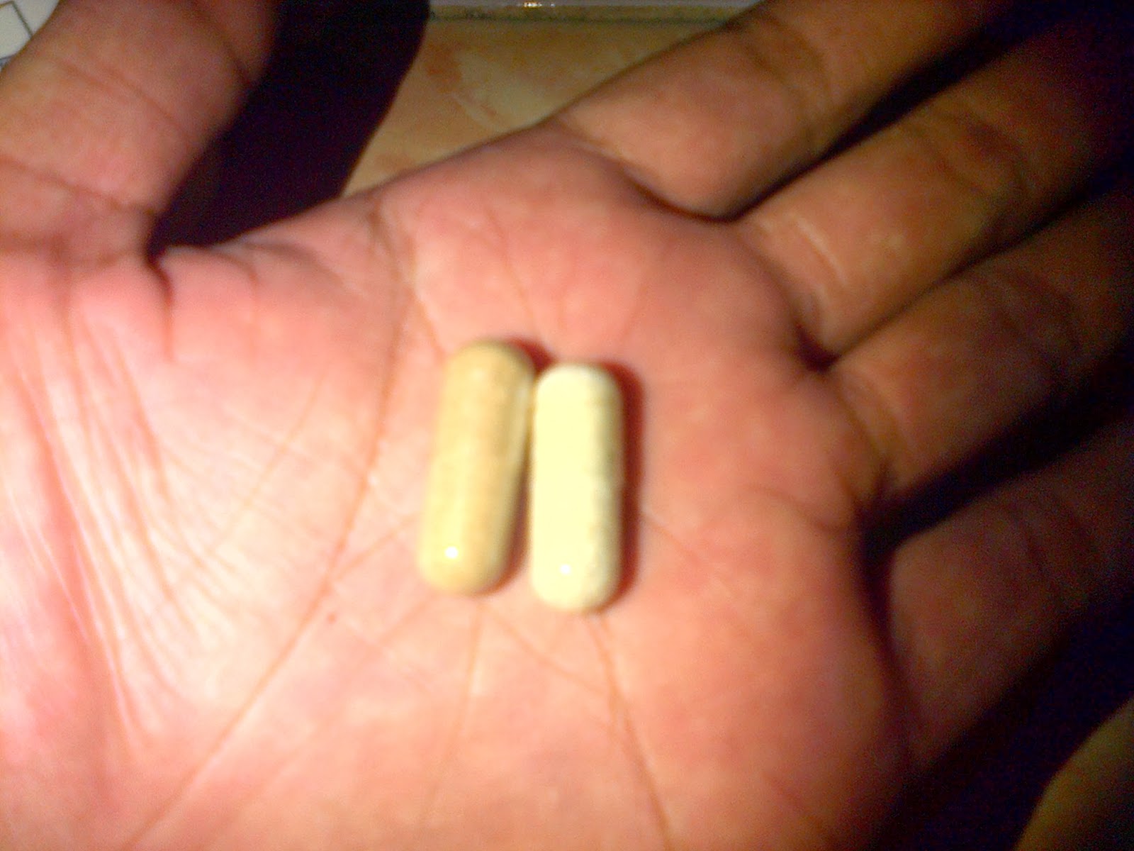 Vimax Herbal Pills Canada asli disebelah kiri yang berwarna hijau kecoklatan beraroma seperti jamu Vimax Herbal Pills Canada asli disebelah kiri yang berwarna hijau kecoklatan beraroma seperti jamu
