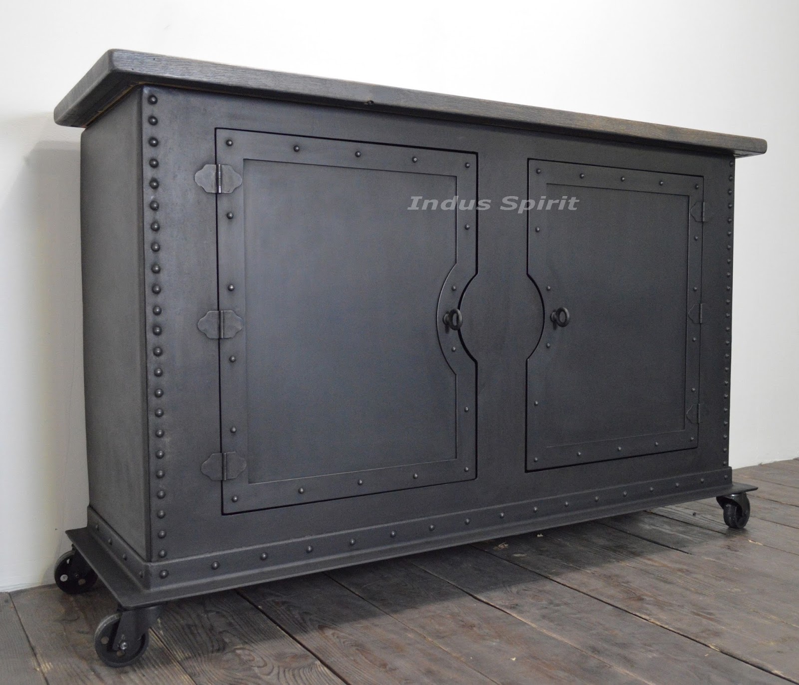 Buffet Bois Metal : Buffet industriel rivet? m?tal et bois Buffet Bois Metal : Buffet industriel rivet? m?tal et bois