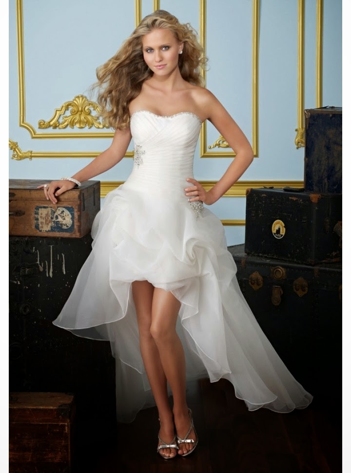 queusar: vestido de novia asimetrico, strapless, con apliques