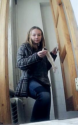Русские студентки писают в университетском туалете перед скрытой камерой