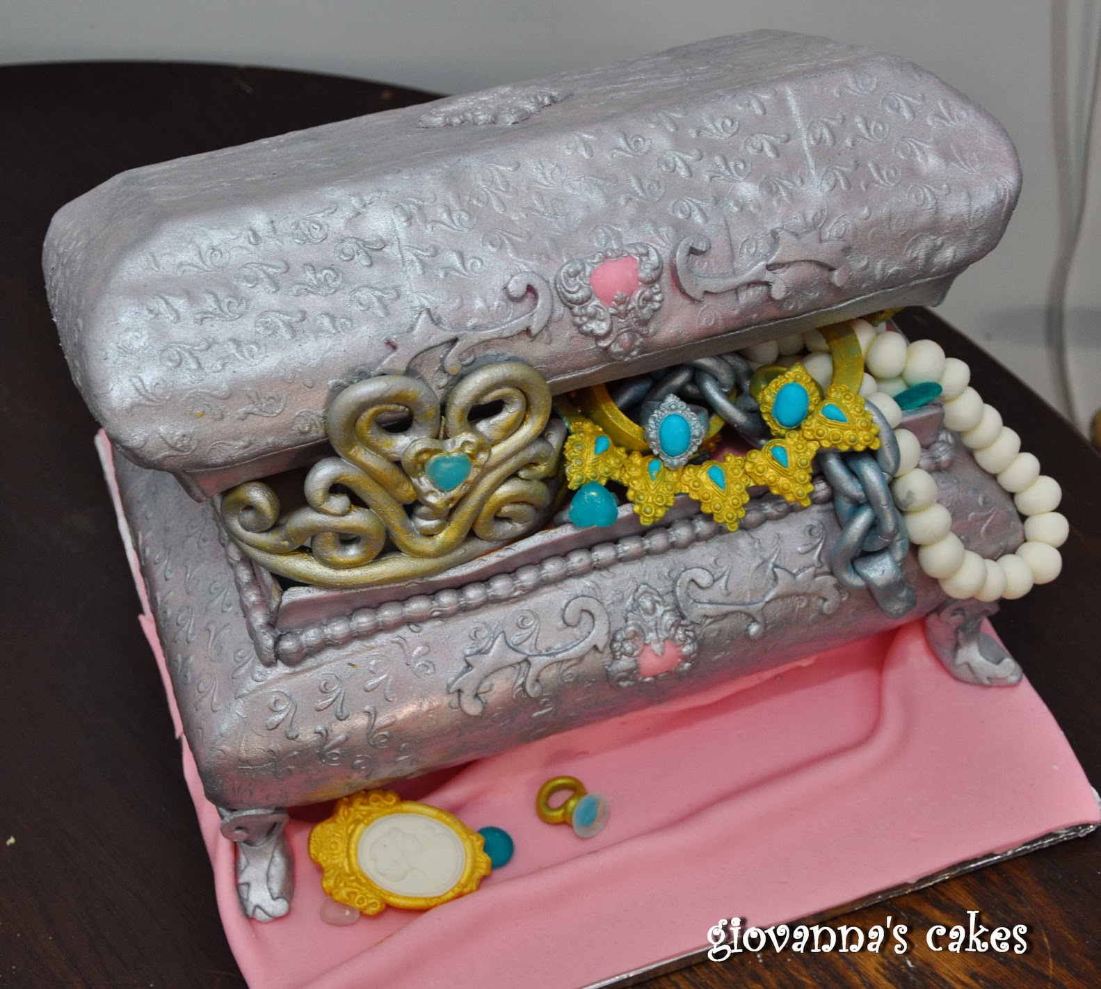 giovanna's cakes Jewelry box cake