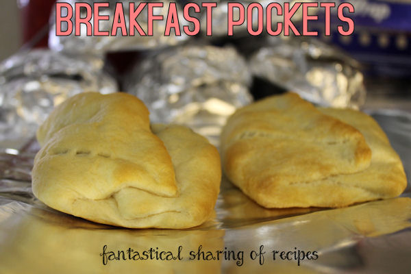 Breakfast Pockets - stuffed with eggs, sausage, and cheese (or whatever fillings you want) and can be frozen for a quick grab-and-go #breakfast