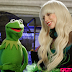 Veja todas as apresentações de Lady Gaga com os Muppets no especial de Ação de Graças!
