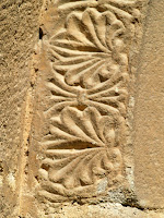 Detall de les dovelles decorades amb elements vegetals de la portalada de Sant Pau de Casserres Detall de les dovelles decorades amb elements vegetals de la portalada de Sant Pau de Casserres
