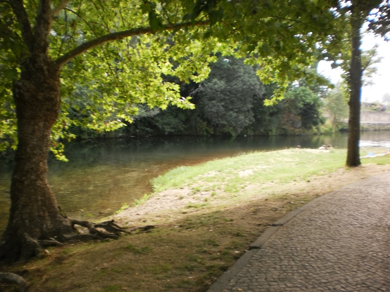 Zona de sombra da Praia Fluvial de Burgães