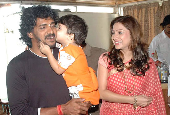 kannada film actor kashinath family kannada actor upendra family pics mere pix kannada film actor kashinath family kannada actor upendra family pics mere pix