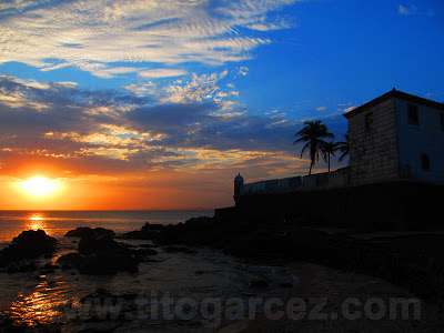 Pôr-do-Sol e forte de Santa Maria, na Barra, em Salvador Pôr-do-Sol na baía de Todos os Santos e forte de Santa Maria, na Barra, em Salvador