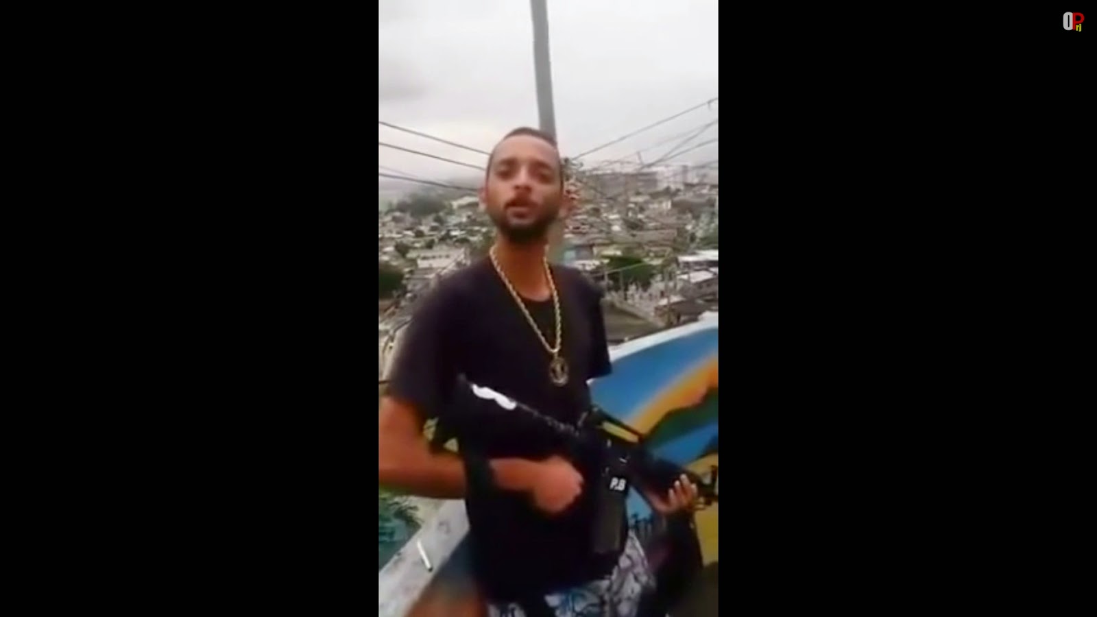 Em vídeo, traficante ameaça policial de fuzil na mão dizendo que faz 5