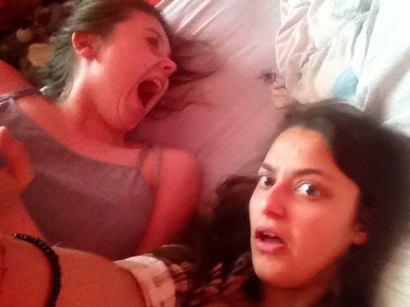 Δύο κορίτσια έβγαζαν μία selfie φωτογραφία αλλά αυτό που είδαν στο κρεβάτι τους... φρίκαρε!! [pics]