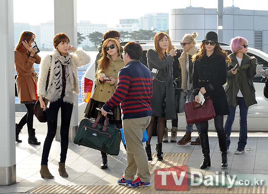 [PICS][29/11/2012] SNSD @ Incheon Airport heading to Vietnam for '2012 K-pop Festival' Snsd+goes+to+vietnam+for+2012+kpop+festival+(21)