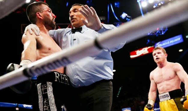 Canelo jugando con un extra de Televisa Saúl 'Canelo' Álvarez vs. Alfredo 'Perro' Angulo, desde Las Vegas, Nevada 2014 | Ximinia