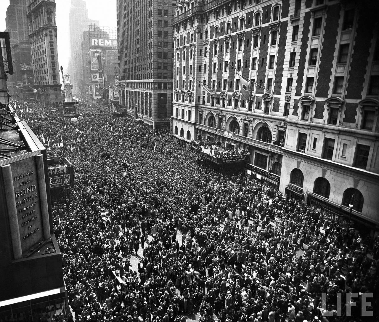Huge+crowd+gathered+in+Times+Square+to+celebrate+VE-Day,+the+end+of+WWII+in+Europe.May+08,+1945.%C2%A9+Time+Inc.Herbert+Gehr.jpg