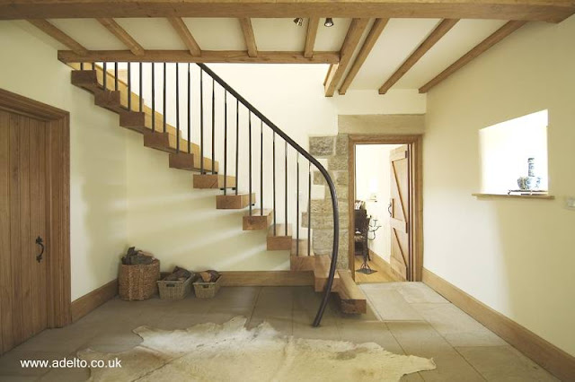 Escalera interior con escalones flotantes de madera y pasamanos cubierto de cuero - Visto en www.adelto.co.uk Escalera contemporánea de escalones flotantes de madera