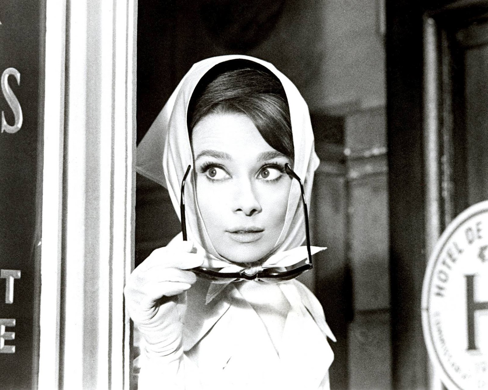 http://4.bp.blogspot.com/-rpSjvjeGUMo/UAjkxOYuA6I/AAAAAAAABas/m5ApXWoNpmI/s1600/Annex+-+Hepburn,+Audrey+(Charade)_01.jpg