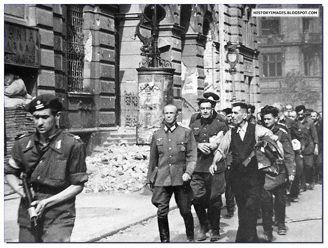 August 1944 German prisoners led by a Home Army soldier Warsaw Uprising 