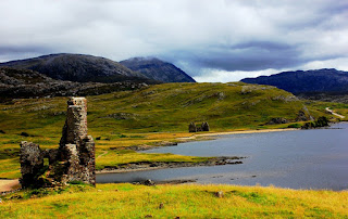 À beira do lago no sopé das montanhas