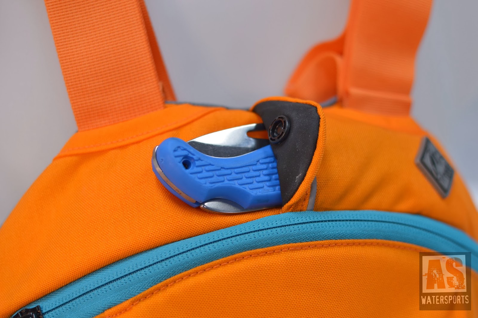 The Palm Fxr has a quick access knife pocket
