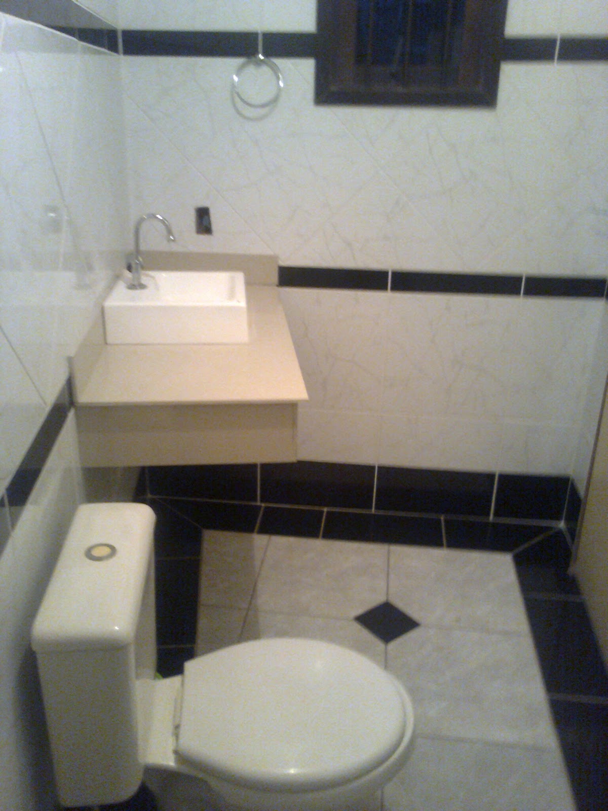 #595141 Banheiro branco e preto: paredes com piso na vertical e no meio na 1200x1600 px Banheiros Branco Com Detalhes 1513