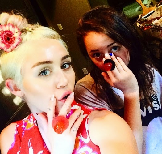 Chatter Busy Miley Cyrus Introduces Dog Emu Quot This Is A