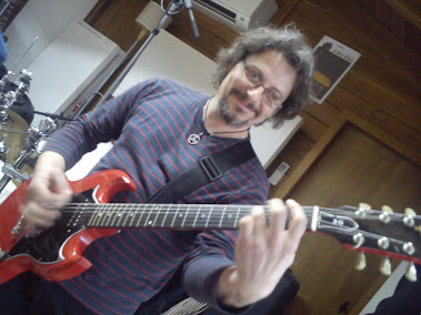 En Jordi Rodríguez gravant la guitarra