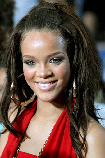 Ünlülerin Yarım Toplu Saç Modelleri Rihanna yarım toplu doğal saç modeli