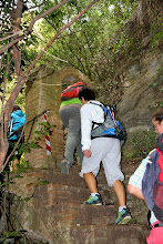 Unes escales ens porten a passar per sota un arc de l'aqüeducte de Sant Miquel Xic Unes escales ens porten a passar per sota un arc de l'aqüeducte de Sant Miquel Xic