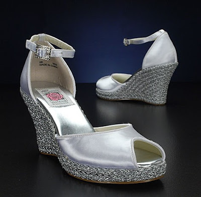 gift your bridesmaids the best would be a pair of beach wedding shoes gift your bridesmaids the best would be a pair of beach wedding shoes