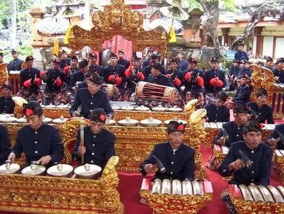 Seni Budaya: FUNGSI DAN LATAR BELAKANG MUSIK