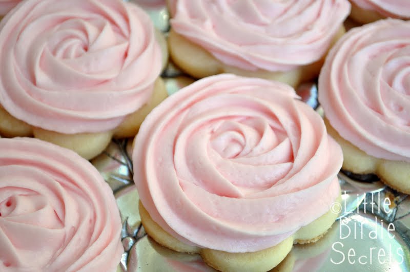 you have to try this {frosting rosettes} Little Birdie Secrets