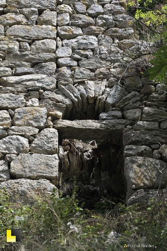 belle voute de pierre sur les ruine du village vers le chateau de borne photo pascal blachier