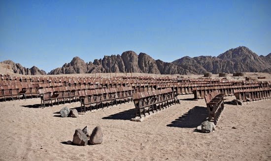 بالصور جوجل إيرث تكشف عن شيء غريب في صحراء مصر 9
