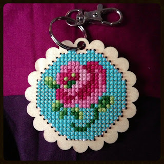 aLittleBlonde: Cross stitch rose keyring