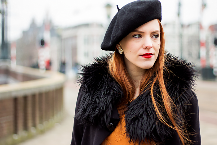 Fashion blogger casual vintage style outfit in Amsterdam