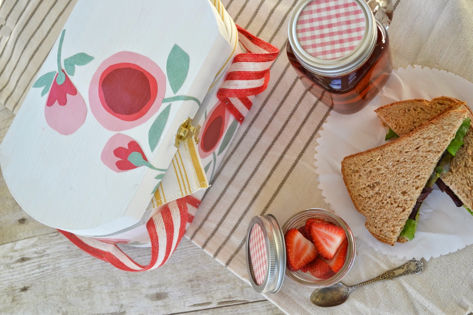 Attic Lace Make a Picnic Lunch Box