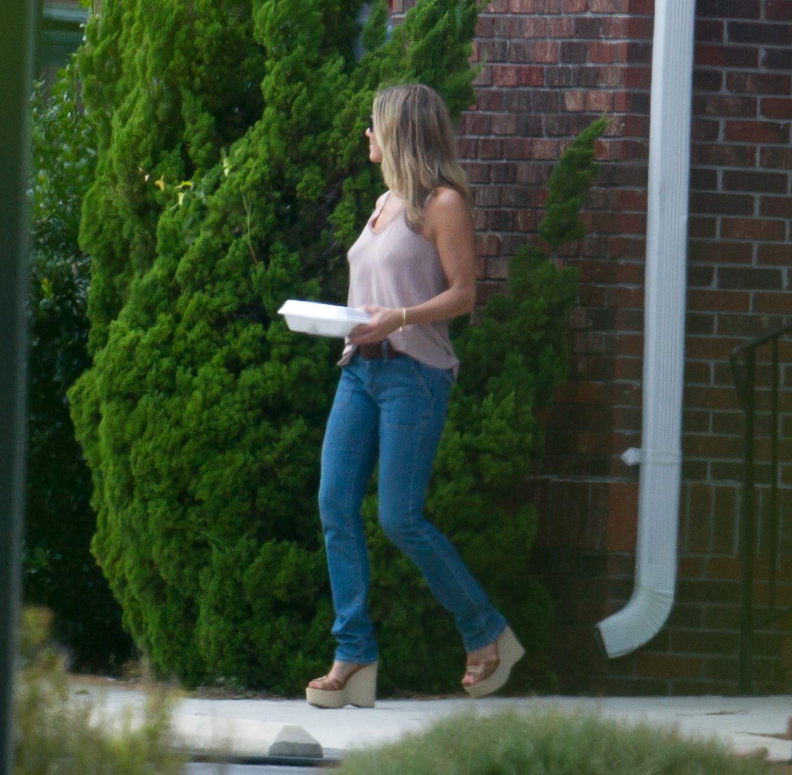 http://4.bp.blogspot.com/-s0Ft4XOk9ho/UEIXj2csJSI/AAAAAAAAcWQ/BZu6EJMnrzk/s1600/Jennifer+Aniston+Booty+in+Jeans+%2526+Ass+Shot+on+the+set+of+We%2527re+the+Millers+in+Wilmington+-+August+17%252C+2012+8.jpg