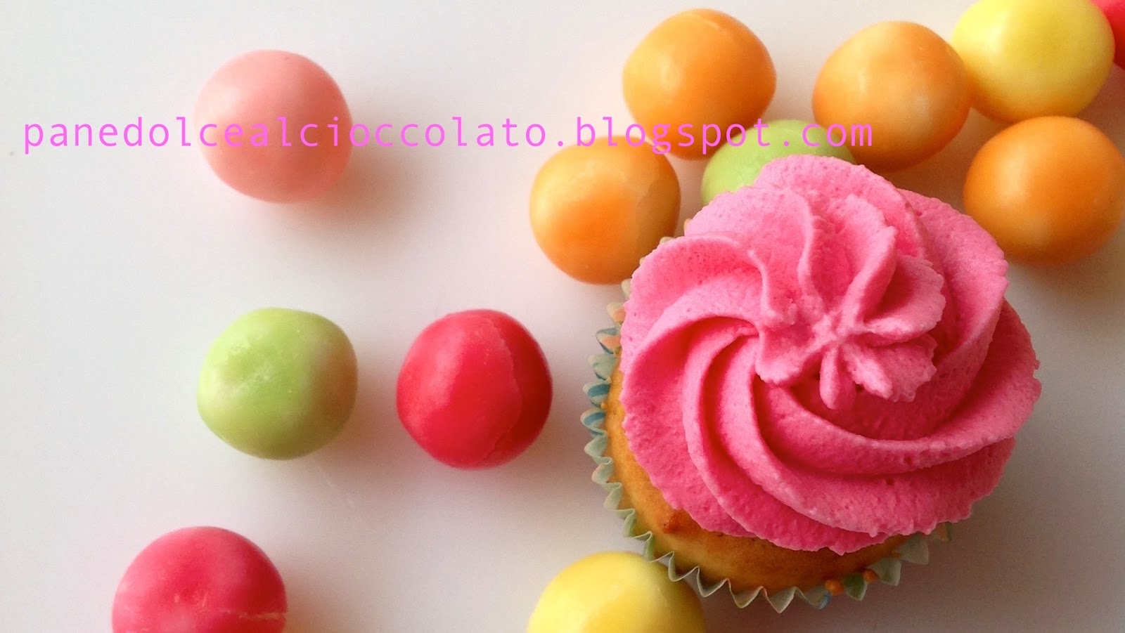 VANILLA CUPCAKE CON FROSTING ALLO YOGURT PANEDOLCEALCIOCCOLATO