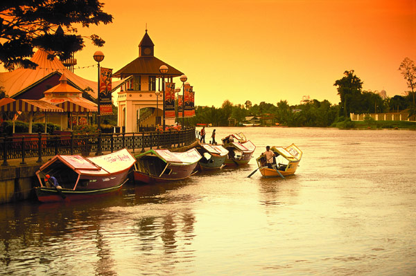 Interesting Places In Malaysia: Kuching Waterfront|Sarawak|Malaysia