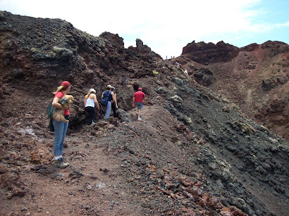 Yes these crazy Canarian´s are walking along the volcano that errupted about 40 years ago..