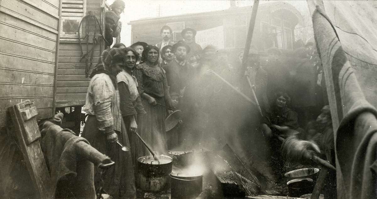 46 Vintage Photographs Capture Everyday Life Of Gypsies Of