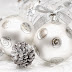 Fondo de Pantalla Navidad bolas de plata con piñas plateadas