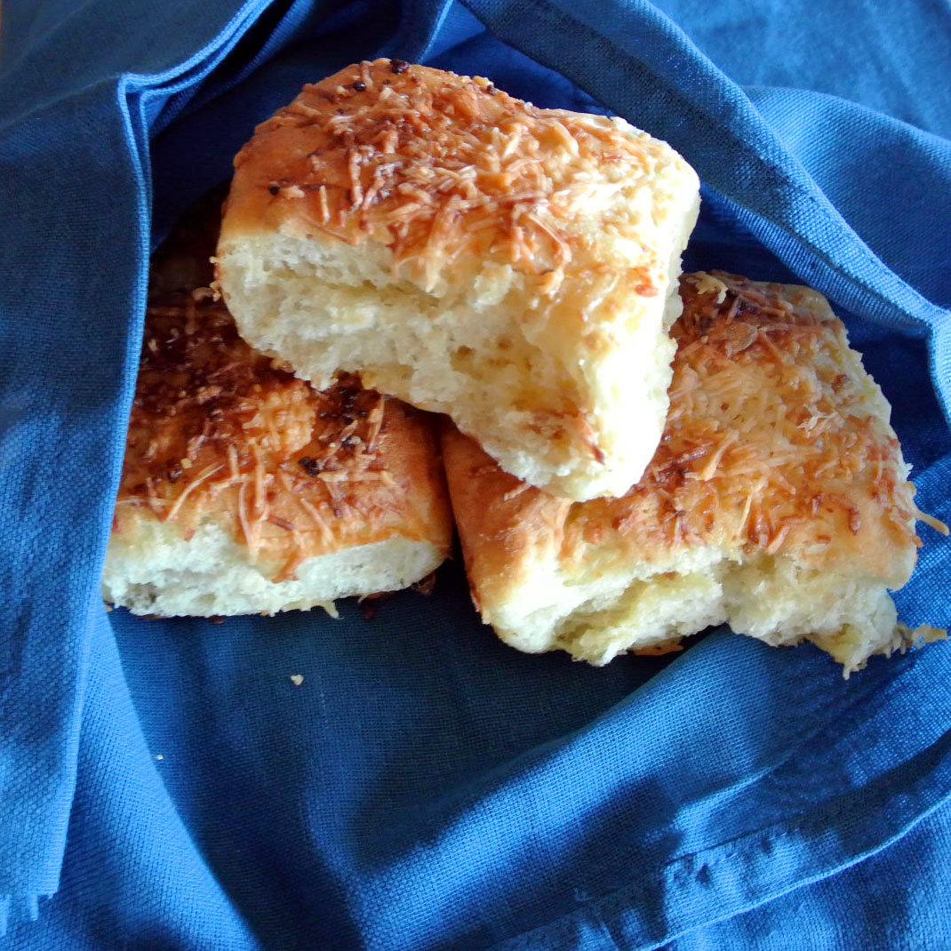Gourmet Cooking For Two Garlic Cheesy Dinner Rolls
