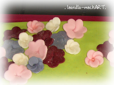 Geburtstagstorte Fondant Blüten Handgeformte Blüten Blumen MMF
