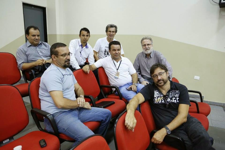 Pequenos lugares brancos em uma cabeça o membro