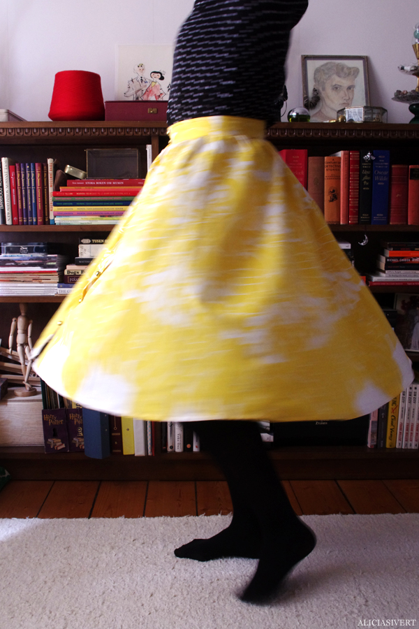 aliciasivert, alicia sivertsson, alster och makeri, sy, sömnad, kjol, blommig, tyg, second hand, diy, gör det själv, skapa, handarbete, sew, sewing, skirt, flowers, sypeppen, gul, citrongul, solgul, remake, återbruk, gardin, guldknappar, guldknapp