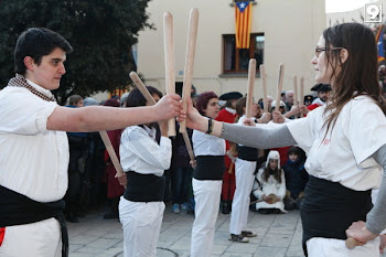 BASTONERS DE MALLA A PUNT PER BALLAR EL BALL DE LA CIVADA